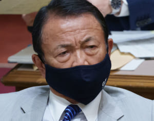 小林氏は解任なのに…「ナチスに学べ」発言も続投の麻生大臣に再批判