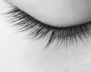 些細な症状の裏に大病が！自然とまぶたが下がるのはくも膜下出血の前兆