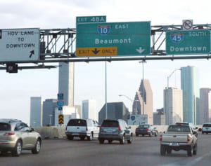 母親と口げんか？走行中の車から飛び出した少女が死亡