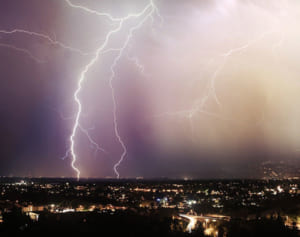 雷とセルフィーを撮ろうとして…塔に上った11人が死亡