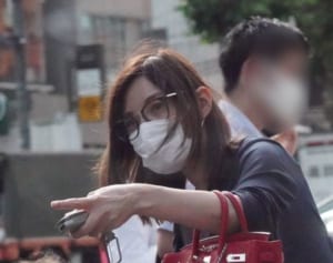 加藤あい バーキンをエコバッグ代わりに！“学業第一”の教育ママ姿