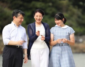 愛子さまがご遊泳、秋篠宮さまがTシャツに…皇族方の海辺のご静養姿