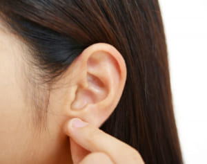 頭痛やめまいなどの気象病を軽減する「耳回しマッサージ」