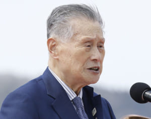 「だいぶおじーちゃんに」森喜朗氏（86）地方講演会で見せた“車いす姿”にネット驚き