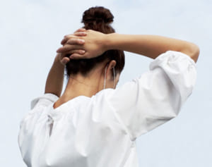 ニワトリの動きをマネて、厄介な“マスク頭痛”をカンタン解消