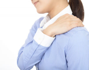 つらい肩こりを改善する「カエルのポーズ」10秒体操