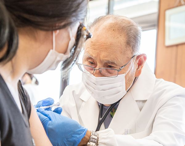 「ワクチン接種は、私の最後の役目」島で診療70年の94歳医師