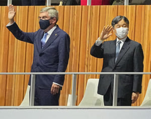 天皇陛下と同列？五輪開会式でのバッハ会長の振る舞いに違和感続出