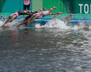 トライアスロン選手の嘔吐姿が全世界に…猛暑と悪水質の“おもてなし”