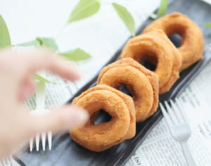 よく間食する人、睡眠不足の人の腸が汚いワケ 病気の引き金にも