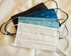 デルタ株から命守る新常識…自宅でも「マスク会食」を