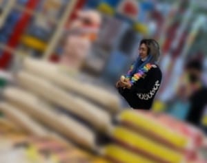 DJ社長　記念撮影にファン歓喜！訴訟渦中に宮古島ドンキで爆買い現場