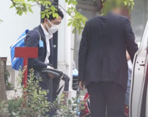 小泉進次郎氏 宣言下の上級お出かけ…SPと家族総出でセレブ美容室へ