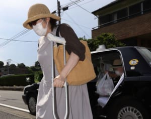 高級スーパーへはタクシーで…小室佳代さんの上機嫌な松葉杖姿