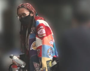 大坂なおみ　ド派手アウター着用も笑顔はなし…失意の出国姿