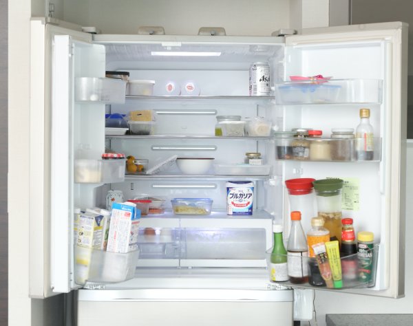 冷蔵庫内の収納に「スッキリ見える白のプラケース」がダメな理由