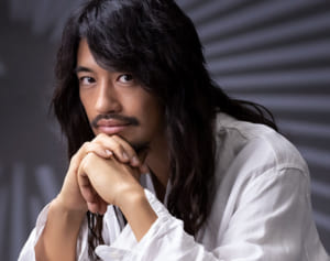 仰天！斎藤工の教祖なりきり撮「爪にもこだわってます」