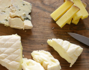 “もみあげ白髪”は強いストレスが原因…チーズと納豆で対策を！