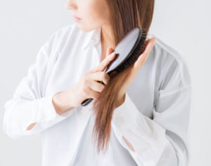 “分け目の白髪”改善する新習慣「ブラシのピンはナイロン製に」