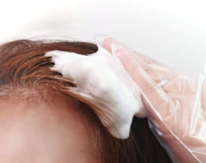 白髪染めでアルカリカラーは最終手段に！美髪を作る頭皮ケア術