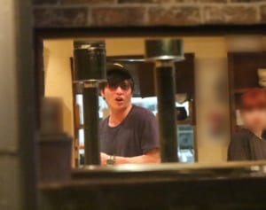 生田斗真はへべれけ、共演者と狂乱の田中圭…芸能人のゴキゲン焼肉現場