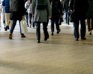 駅で突進、傘を畳まない…身近にいる「残念なオヂサン」4選