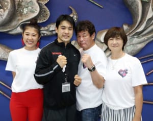 “赤井英和の嫁”が愛息TKO負けにも“笑顔”だった理由