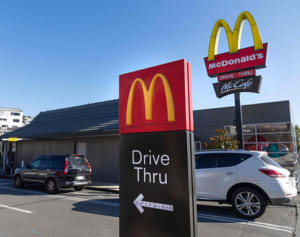 ドライブスルーで客が車のドアとフレームに挟まれ死亡