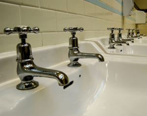 学校の備品を壊すTikTok動画が全米で流行…学生が続々逮捕