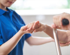 親を入れる介護施設は都心と地元どっちがいい？FP教える判断基準