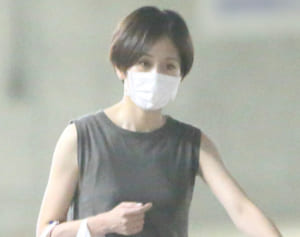 前田敦子　客も思わず振り返る！モノトーンおしゃれコーデで庶民派買い出し姿