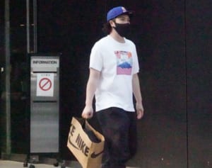 尾上松也　全身ナイキでナイキショップへ！愛が溢れた爆買い現場