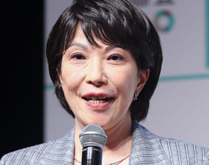 夫婦別姓と同性婚に反対、ネオナチとも撮影…高市早苗の“経歴”に疑問続々