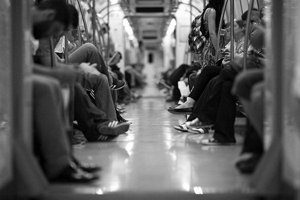 電車内で性的暴行を受ける女性を乗客全員が見て見ぬふり
