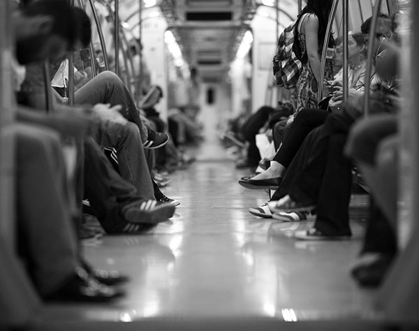 電車内で性的暴行を受ける女性を乗客全員が見て見ぬふり