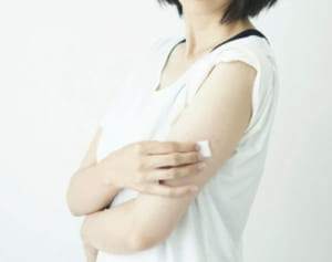 コロナワクチン「時間経過で抗体価減少も、重症化防ぐ効果は継続」