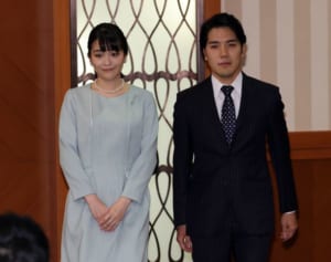 眞子さん＆圭さん会見ファッションを分析　異例の縦縞スーツは“自由に生きる”意志？