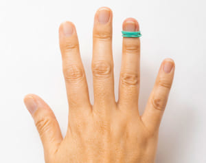 不眠の人におすすめ！自律神経を整える「薬指輪ゴム」でぐっすり