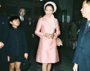 美智子さま　ミニスカートにノースリーブ…お若き頃のトレンドコーデ集