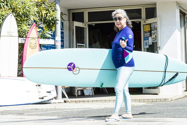 元日本2位の女性サーファーは71歳。還暦で海に戻ってきた理由