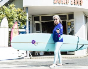 最高齢女性サーファー71歳！ビッグウェーブに年齢関係なし