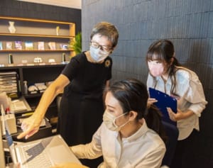 還暦過ぎてホテル社長に「女は教育不要」を跳ねのけた元専業主婦