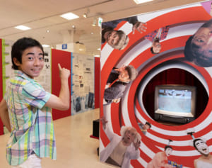 志村けん展覧会で子役・星流くんがみせた「だっふんだ！」