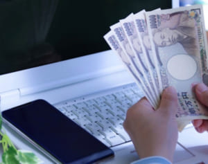 高校生のコミケ同人誌“高額転売自慢”記事が炎上…絶賛した大人たちの責任問う声も