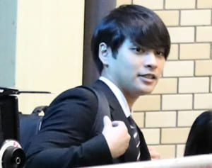 柳楽優弥　休憩中も笑顔ナシ…塾講師役でも“子役甘やかさない”深い理由