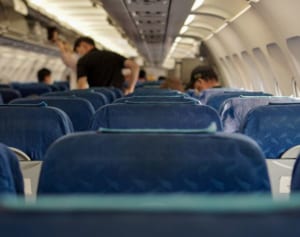 ファーストクラスの乗客が客室乗務員を殴り懲役20年の可能性