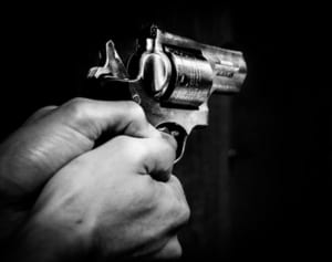 弟とケンカした12歳少年を銃殺した18歳少年と送迎した父親が起訴