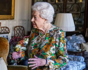 エリザベス女王が公務復帰するも“紫色の手”に注目が集まる