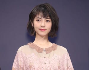 浜辺美波の裏アカを発見！男の手が写った投稿も