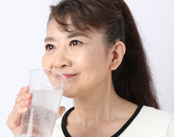 食前に「常温炭酸水」を飲むと…脳が錯覚して食欲が抑制できる！